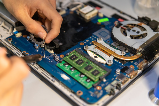 Mengapa Cleaning Laptop Secara Berkala Penting untuk Menjaga Performa dan Umur Perangkat?